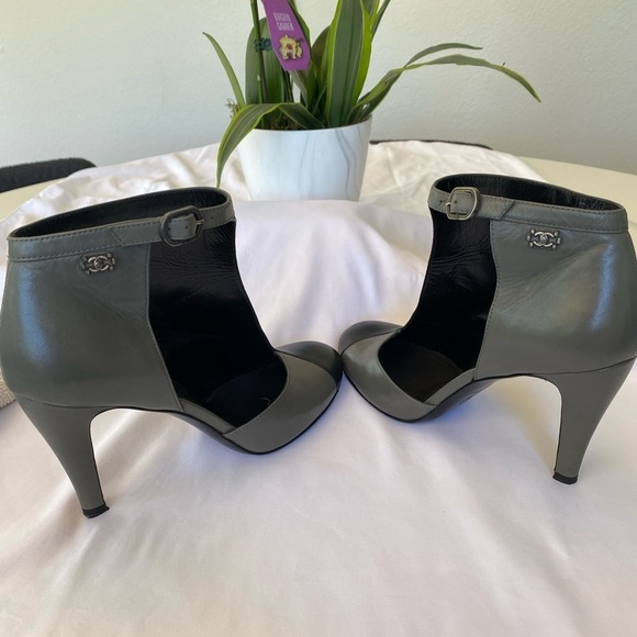 CHANEL Authentic Chanel Two-Tone Leather Heels with Ankle Strap – Size 40 - Picture 10 of 15